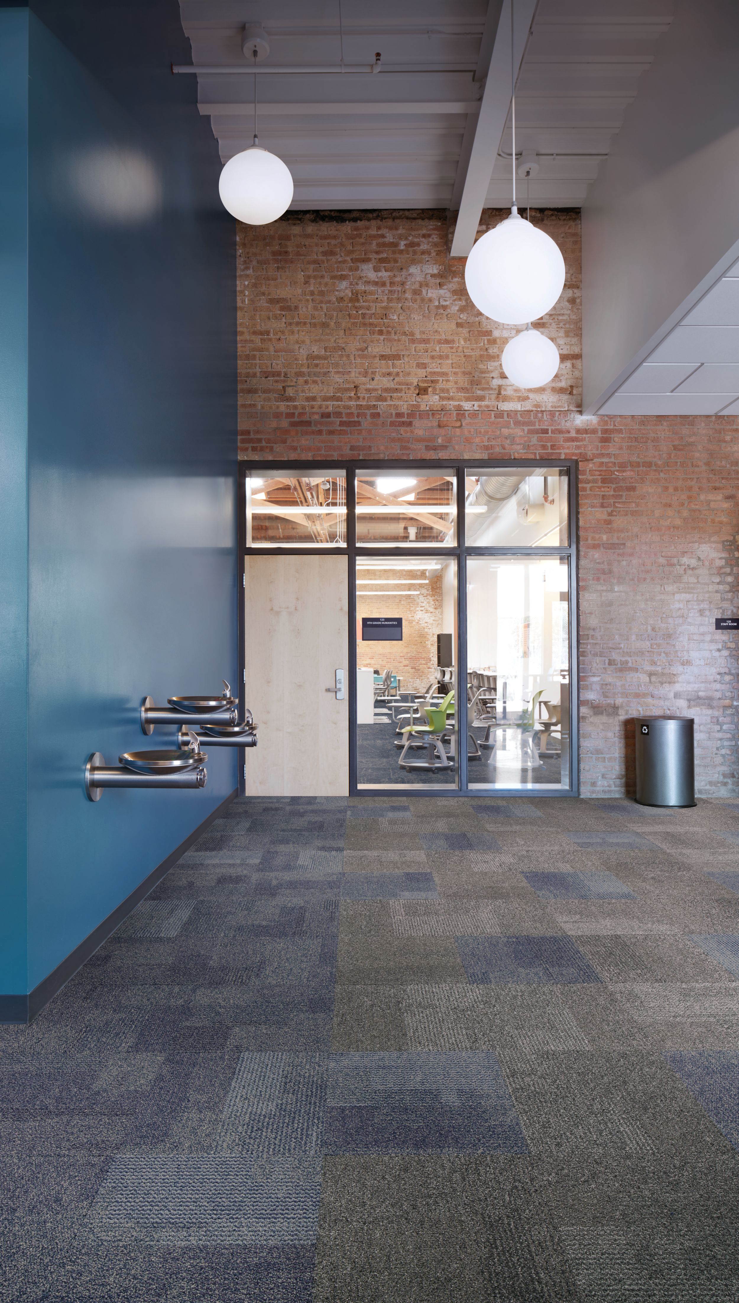 Interface The Standard carpet tile in common area with water fountains imagen número 11